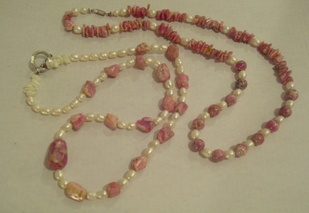 Collares de rodocrosita y perlas de río